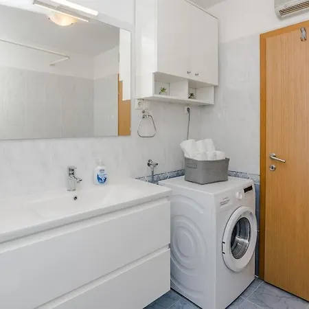 Apartment Roko - Up To 4 People With Free Parking